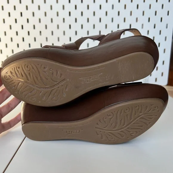 Earth Brown Leather Wedge Sandals 8 - Picture 6 of 9